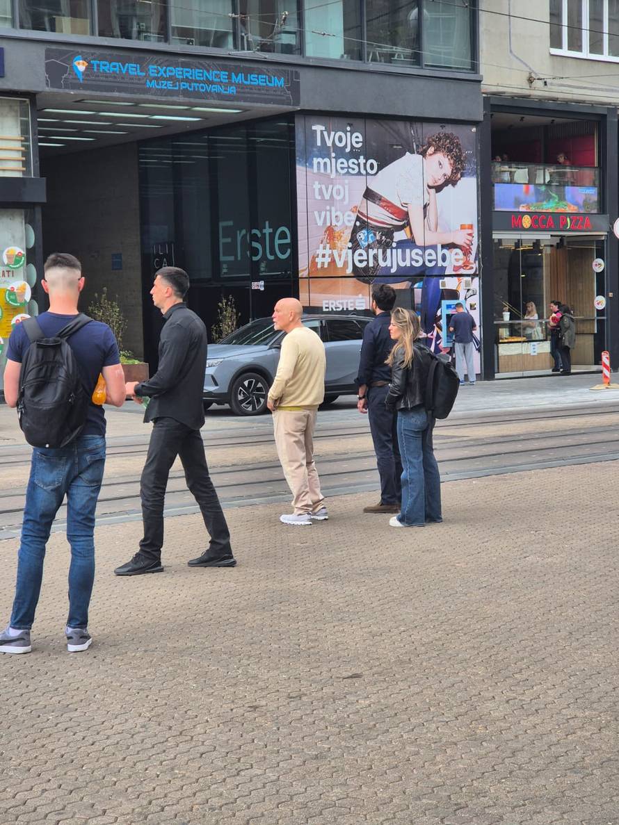 Legendarni glumac u Zagrebu! Malkovich na trgu s Popovićem Volarićem: 'Skupilo se ljudi...'