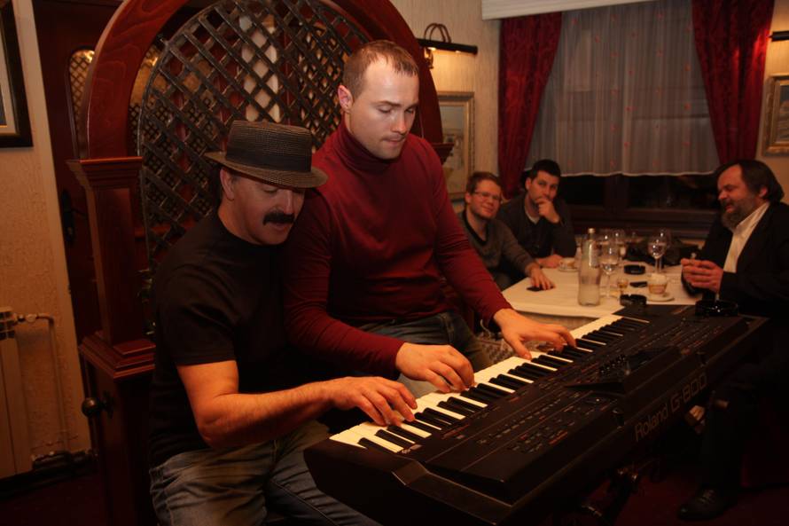 Za njega kažu da je najzgodniji harmonikaš regije: Svirao Luki Modriću, nastupao s Brenom...