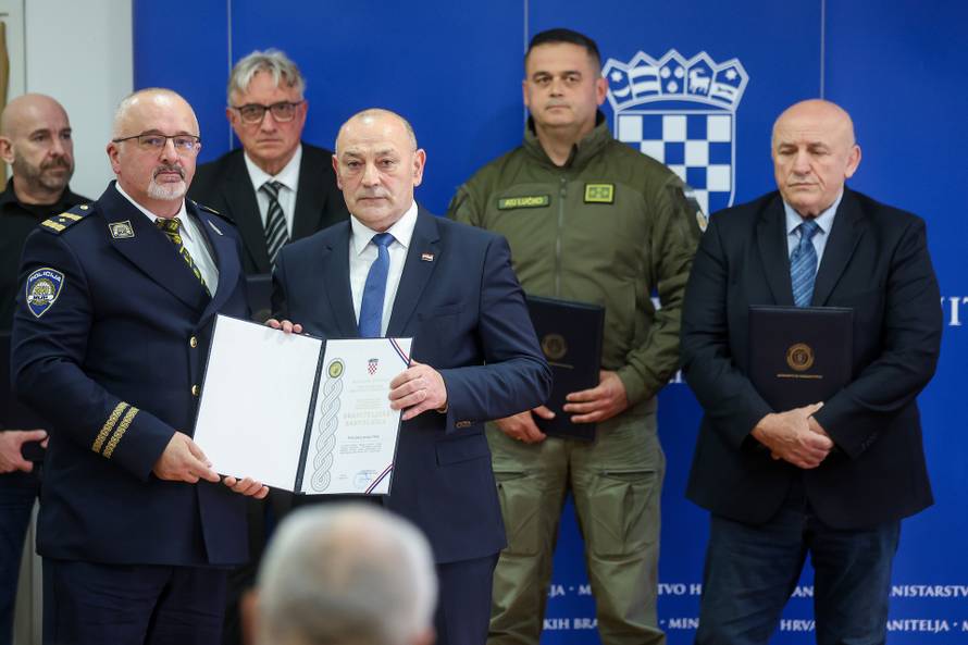 Zagreb: Tomo Medved dodjelio braniteljske zahvalnice postrojbama koje su sudjelovale u akciji Plitvice