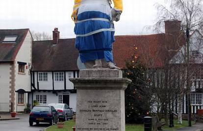 Povijesni kip britanskog lorda obukli u Homera 