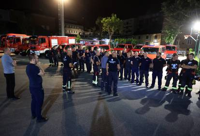 FOTO  Vatrogasci u paklu požara diljem Dalmacije: Herojski gasili cijelu noć, dolazili i iz Zagreba