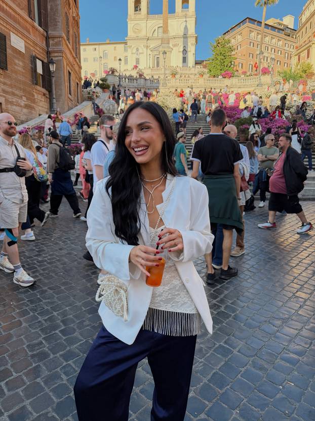 FOTO Ova fatalna balkanska ljepotica pali društvene mreže: Prepoznajete li ju?