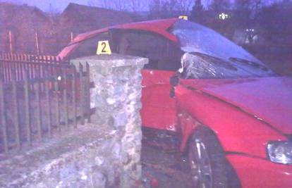 Audijem A3 udario u kamenu ogradu, vozač teško ozlijeđen