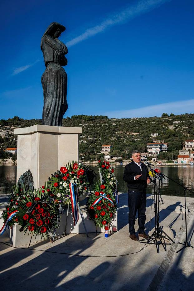 Drvenik Veli: Predsjednik Zoran Milanović položio je vjenac na spomen obilježju “Majka Domovina”