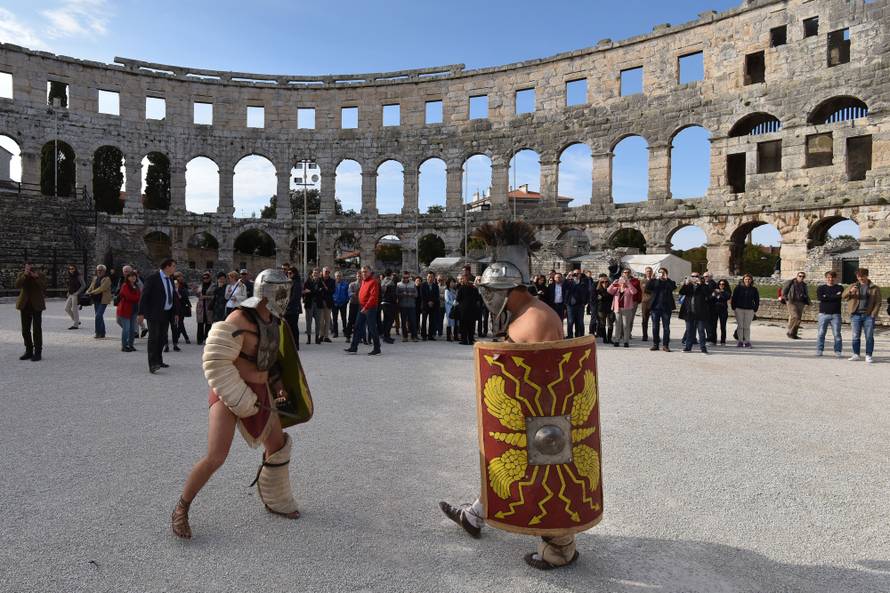 Gladijatori su opet u Areni, ali sada se bore s diplomatima