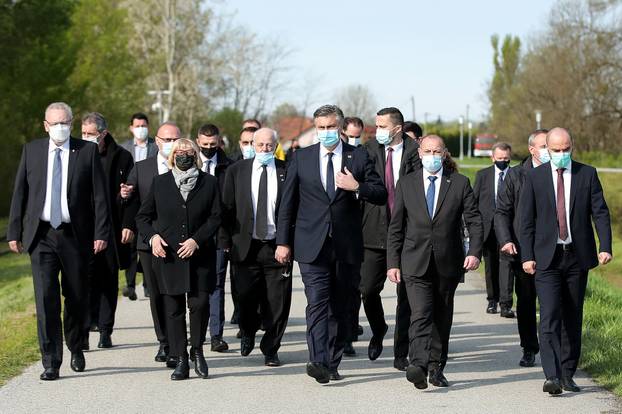 Premijer Plenković sa suradnicim položio vijence povodom 76. obljetnice Jasenovca