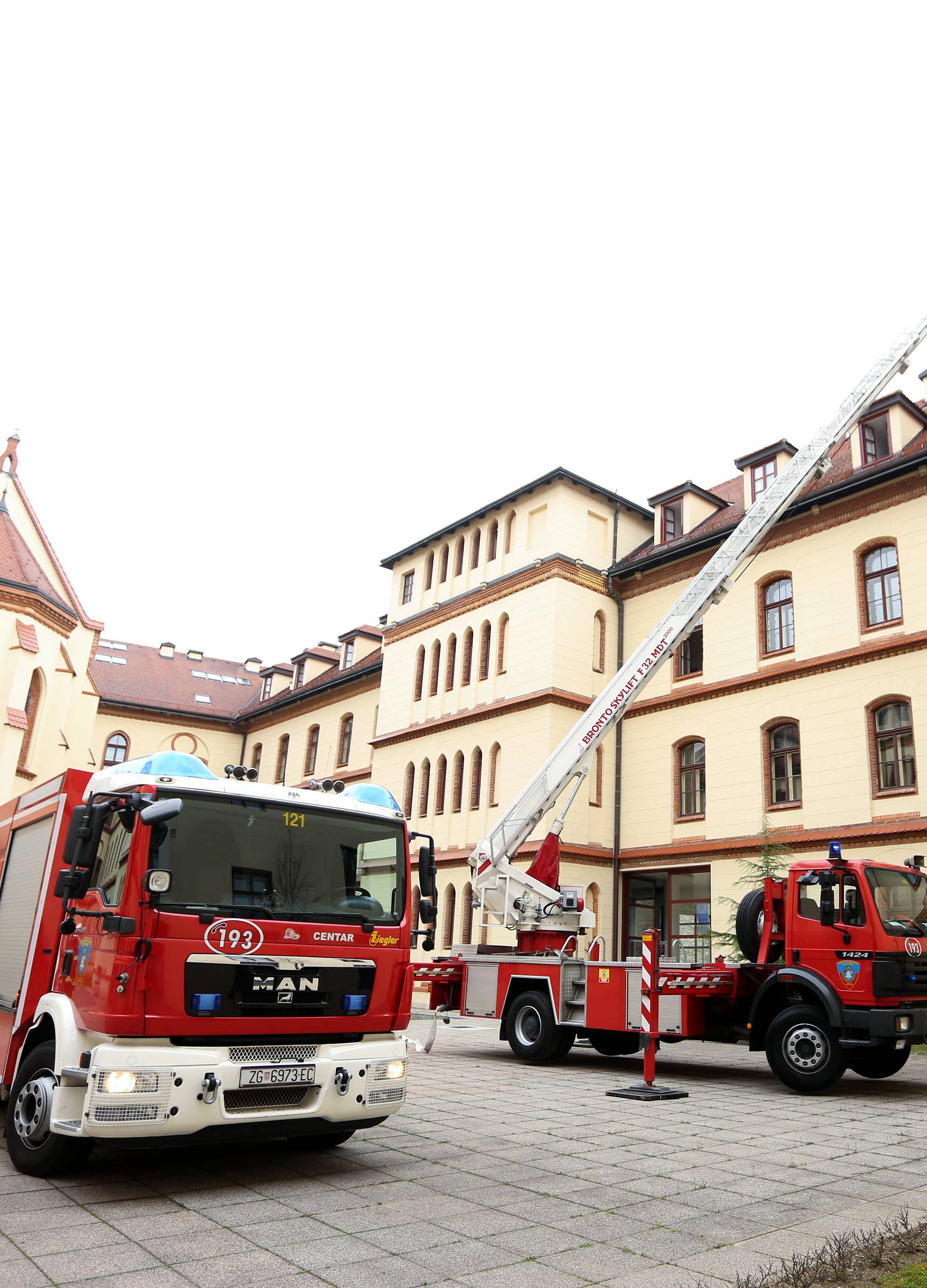 Požar u Nadbiskupiji: Dvoje ljudi zbog dima tražilo pomoć