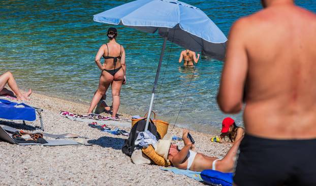 Bol: Ljetni ugođaj na plaži Martinica
