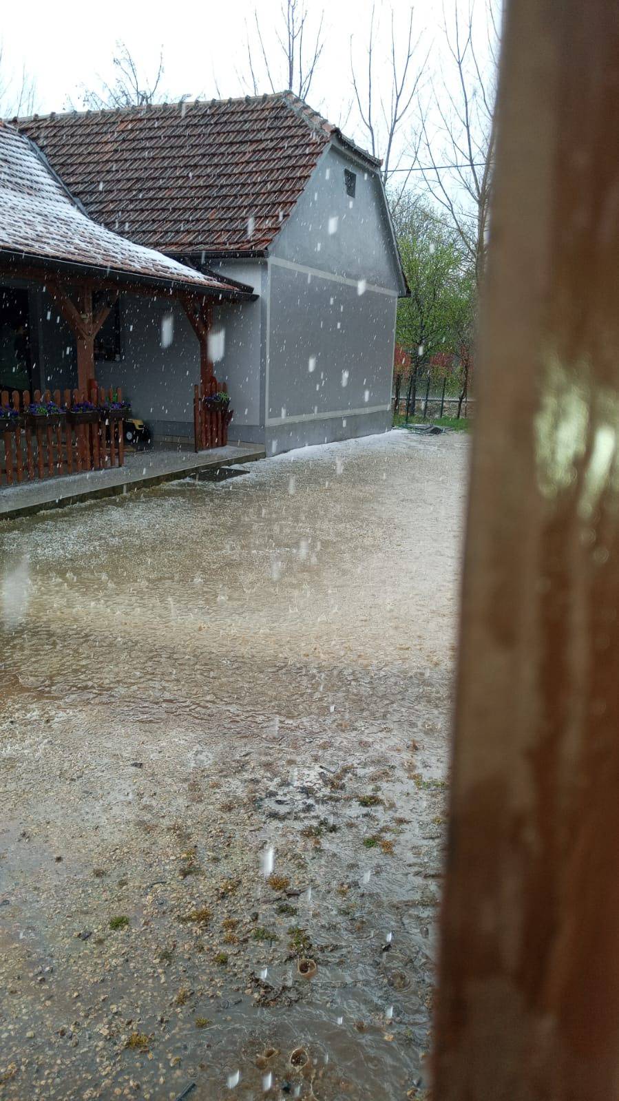 Pogledajte video: Nevrijeme pogodilo Zagorje, padala tuča