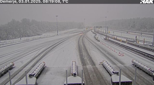 FOTO Ni slučajno na put bez zimske opreme: Pada gust snijeg, kolnici su mokri i skliski