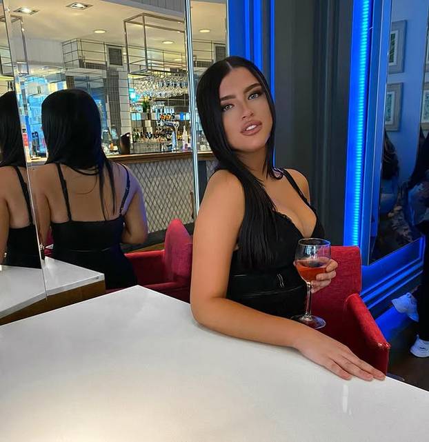 FOTO Istaknula je grudi za Dan zaljubljenih pa ju izvrijeđali: 'Slomila me tolika mržnja'