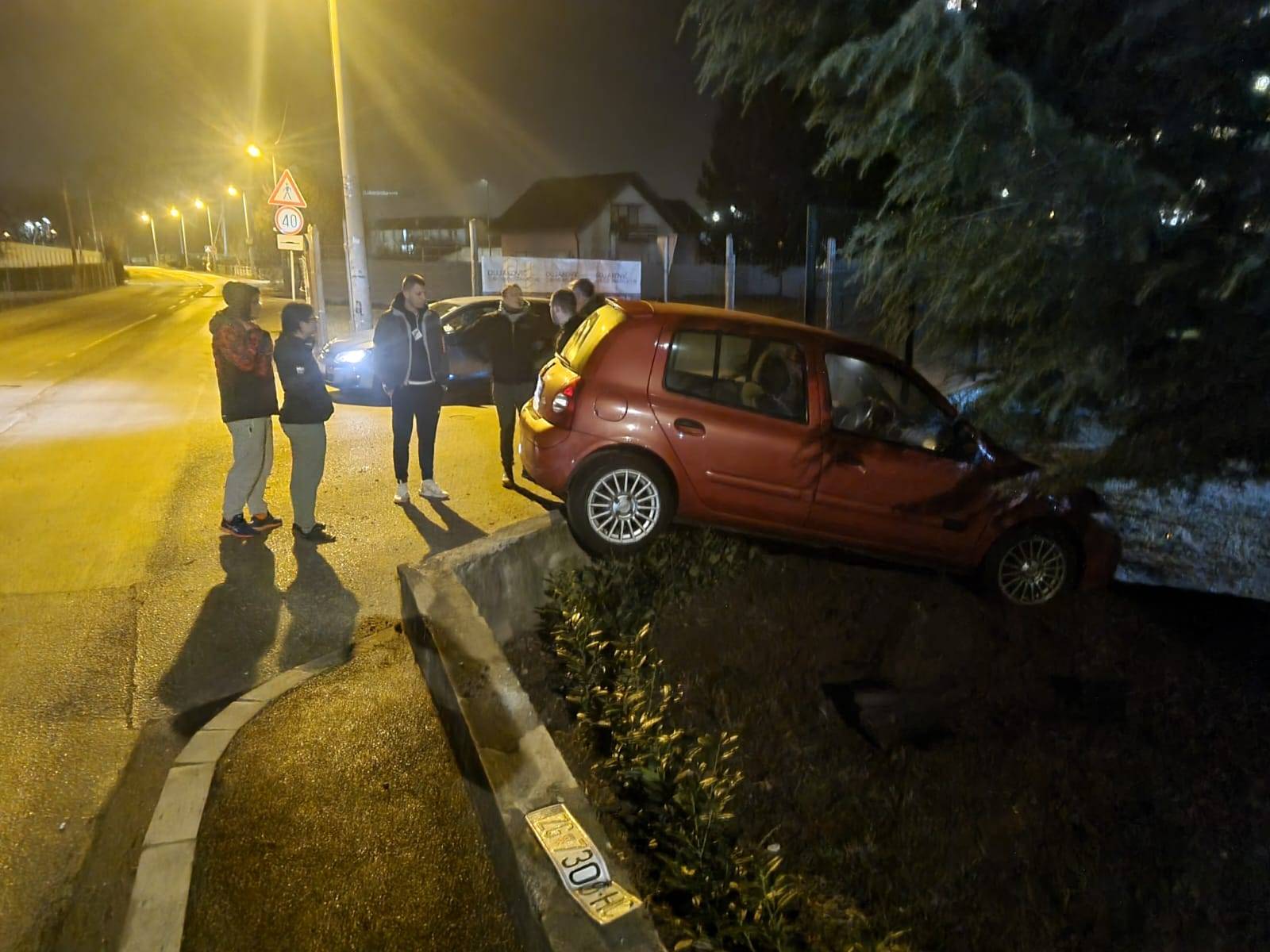 Zagreb: Kako je ovo uspio?! 'Parkirao' na zidiću kraj Oktal Pharme, nema ozlijeđenih