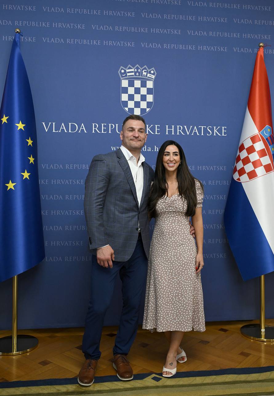 Zagreb: Andrej Plenković uručio Domovnicu Stipi Miočiću i njegovoj obitelji