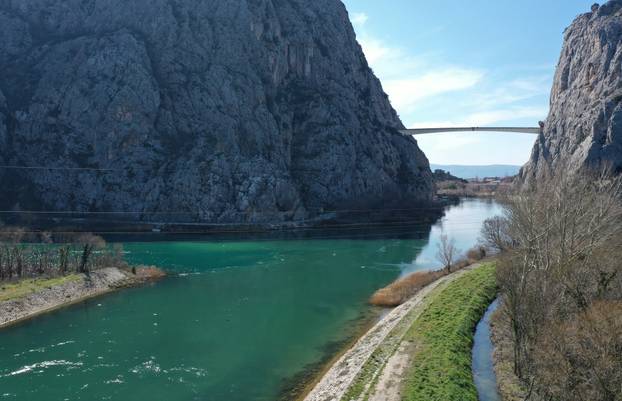 Pogled iz zraka: Spojen most u Omišu, traju zadnje pripreme za svečano otvorenje