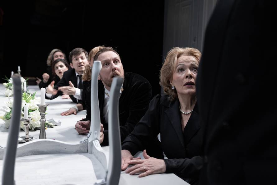 Glumac Hrvoje Kečkeš proslavio rođendan na premijeri komedije 'Ožalošćena porodica'