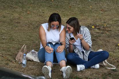 Zagreb: Stotine navijača satima strpljivo čekaju u redu kako bi nabavili ulaznice za utakmicu između Dinama i Chelseaja 