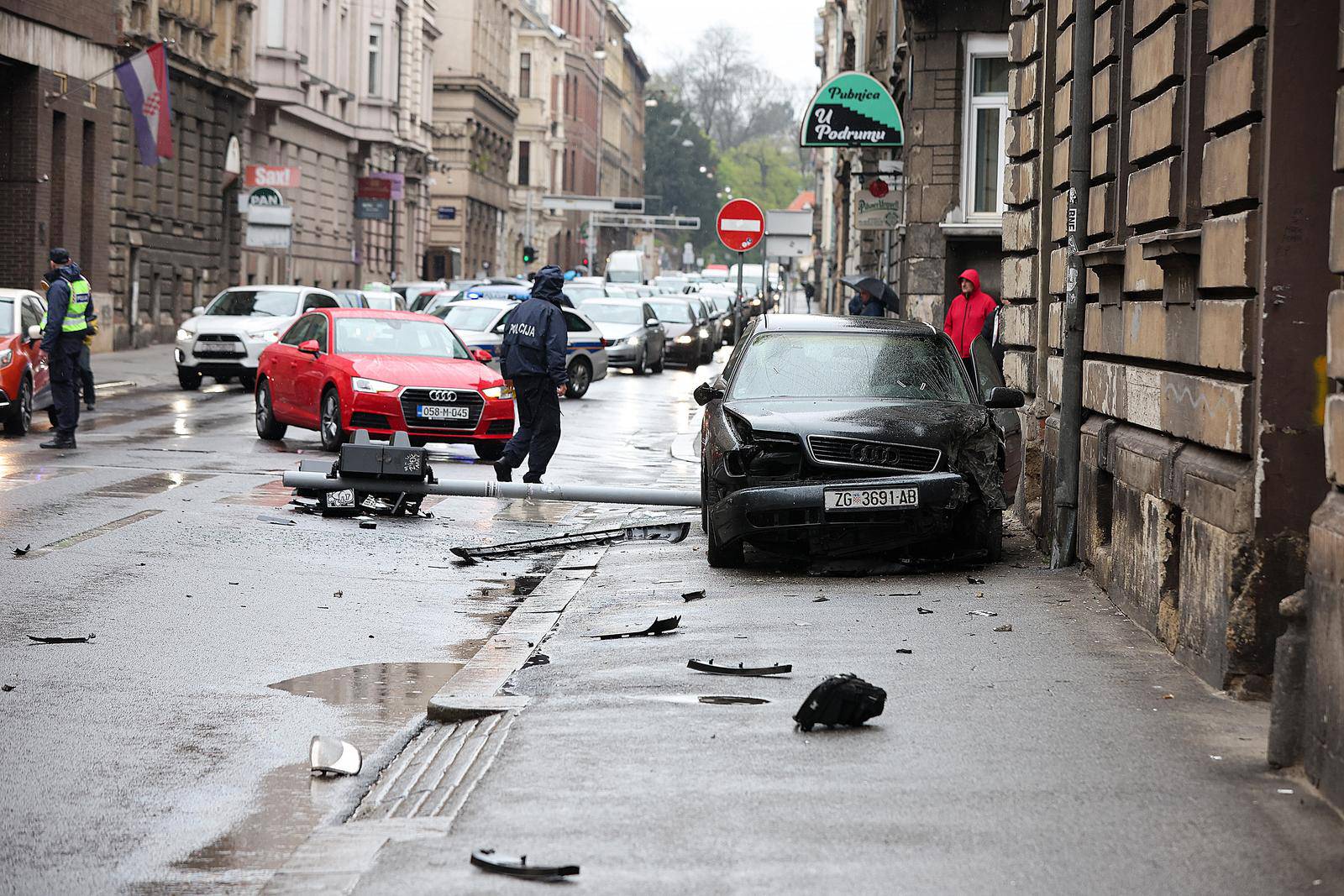 Zagreb: Sudar dva automobila na križanju Đorđićeve i Palmotićeve