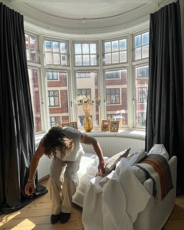 FOTO 'Alpski modni mačak' voli nositi bunde, suknje i lakirati nokte. Sad dominira skijanjem