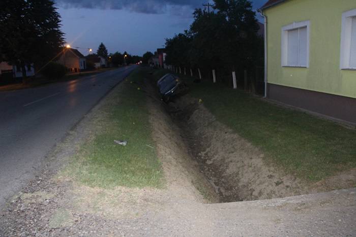 Sletio je s ceste pa se prevrnuo u kanalu: Vozač teško ozlijeđen