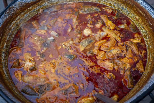 Osijek: Tradicionalna podjela blagdanskog fiš paprikaša na Trgu Svetog Trojstva