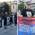 &Zcaron;ene u crnom u Beogradu odale po&ccaron;ast Srebrenici. Pred njima budaletina u majici zlo&ccaron;inca