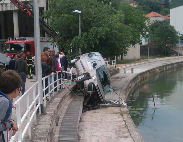 Probio ogradu pa Citroenom skoro sletio u hladnu Zrmanju