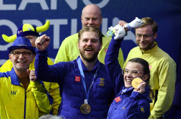 FOTO Slovenci prvi u skijaškim skokovima, brat i sestra osvojili zlato u curlingu, Shiffrin druga