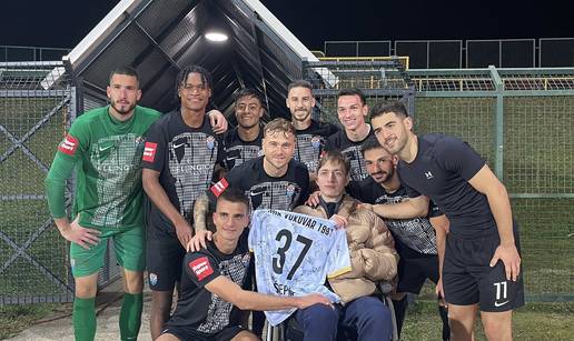 FOTO Predivna gesta igrača Vukovara: Ivanu Šćepini (19) poklonili personalizirani dres