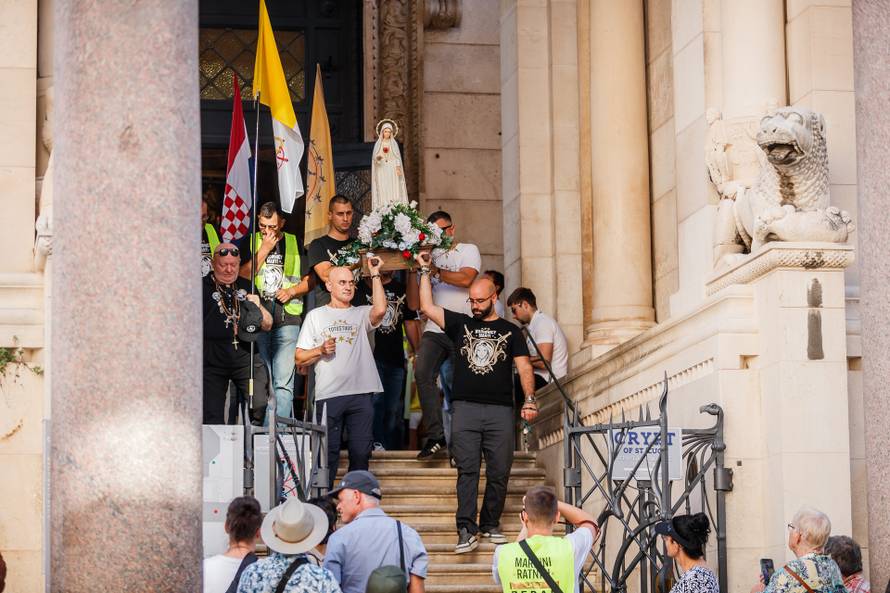 Split: Molitva krunice na Splitskom Peristilu