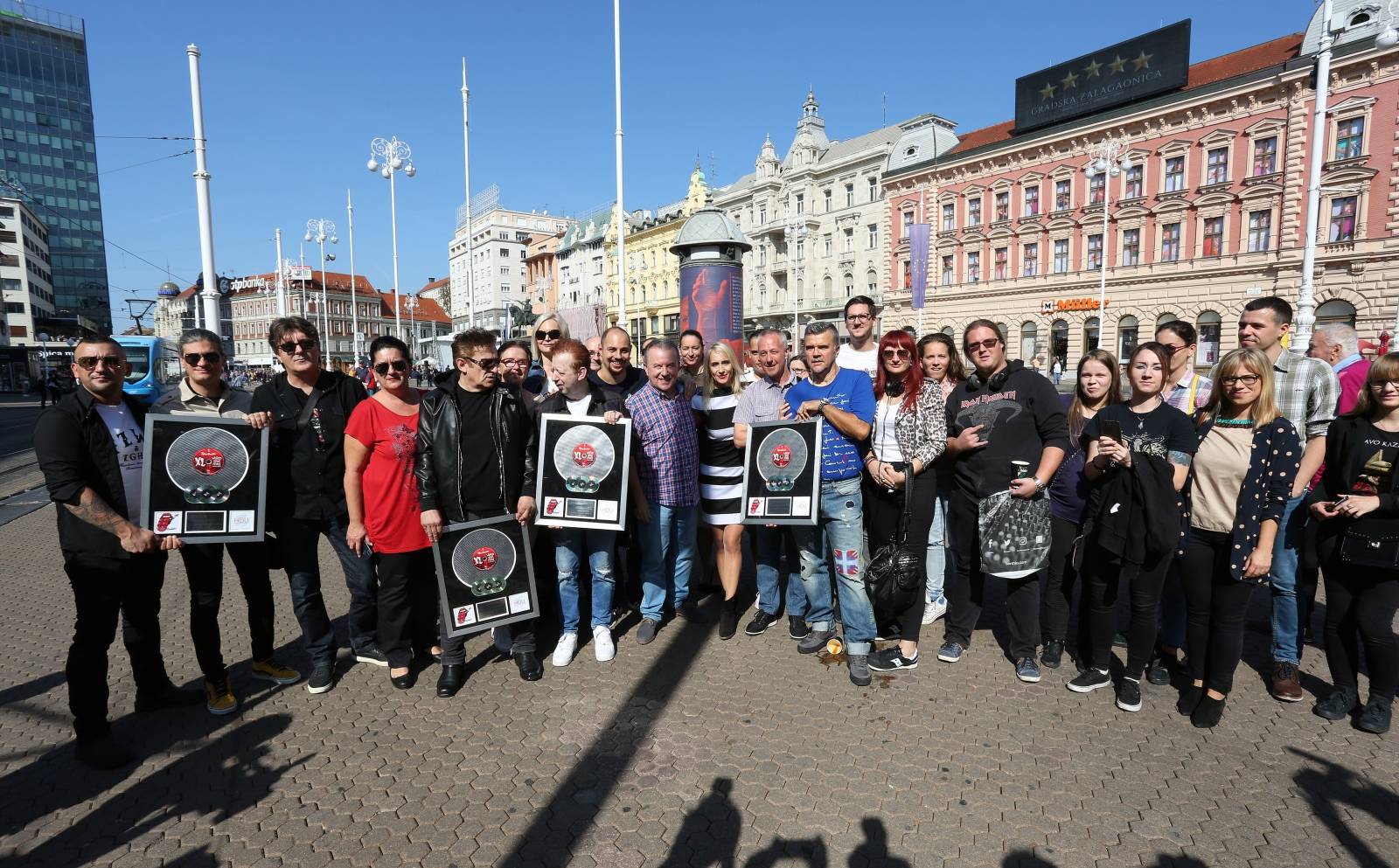 Zagreb: "Prljavci" tijekom voÅ¾nje u tramvaju promovirali svoje koncerte