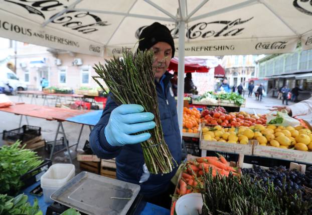 Rijeka: Na tržnicu stigle prve ovogodišnje divlje šparoge