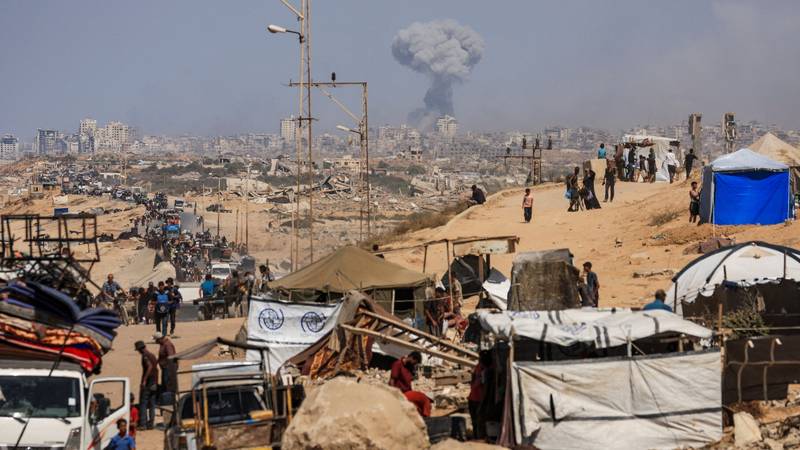 Izraelski napadi v Gazi se stopnjujejo, na tisoče ljudi beži