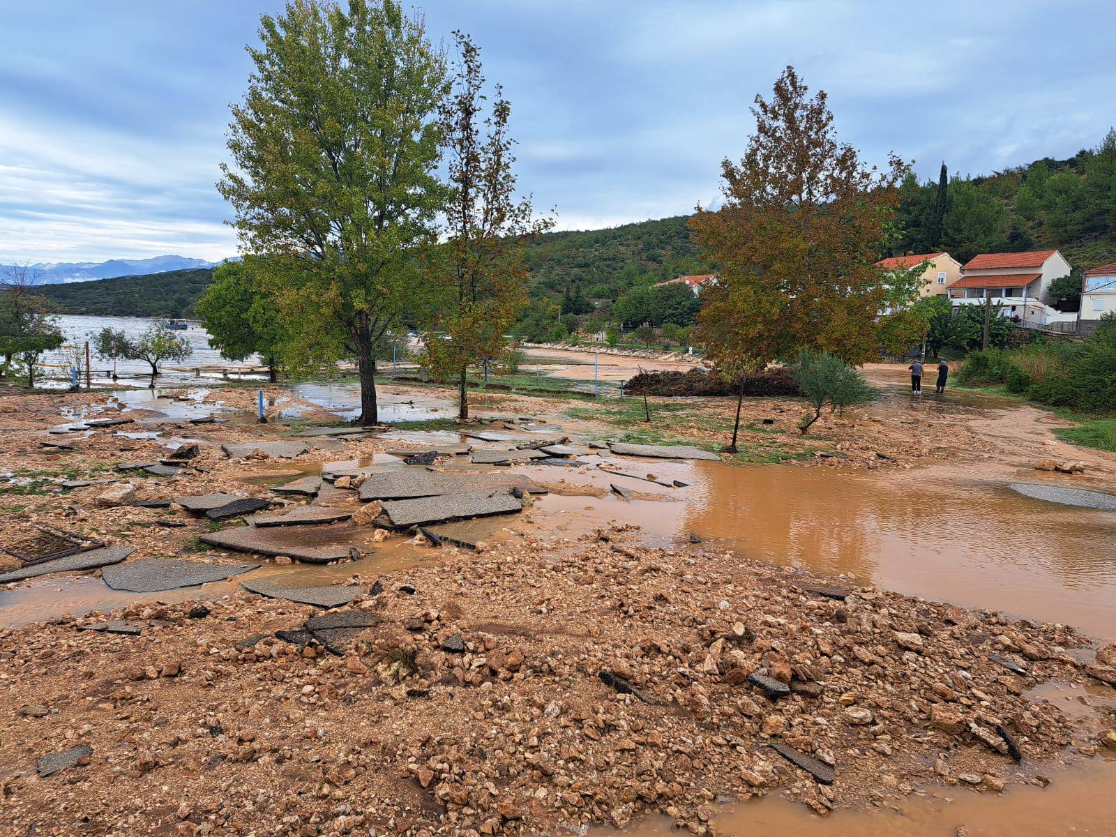 VIDEO Katastrofa kraj Obrovca: 'Umjesto ceste tu je sad rijeka...  plaže nema, kao da je izbrisana'