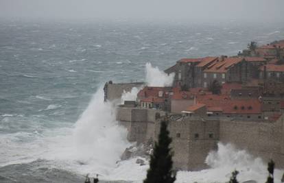 Oluja na moru: U Dubrovniku valovi 'udarali' preko zidina