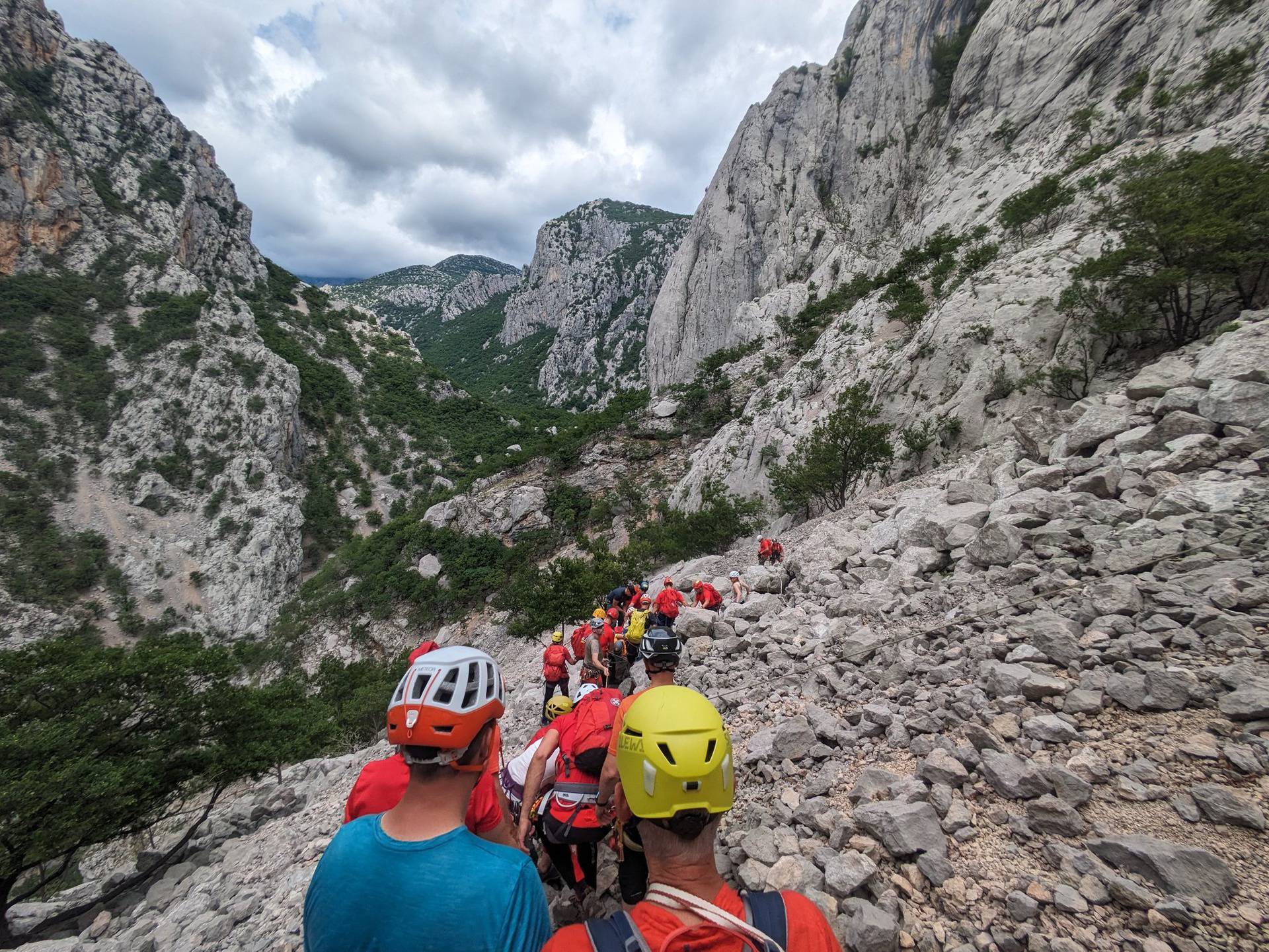 VIDEO Pogledajte snimku: Turist na Paklenici slomio nogu, HGSS-ovci ga spašavali helikopterom!