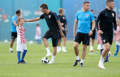 Vatreni su odradili prvi trening, 'stari' uvjerljivo dobili 'mlade'