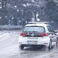 Bježeći od policije muškarac dva puta 'zakačio' policajce, slupao im službeni automobil Golf 7