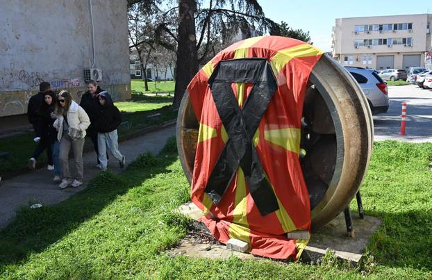 Skopje: Građani ispred Tehnološkog fakulteta upalili svijeće za sve poginule u požaru