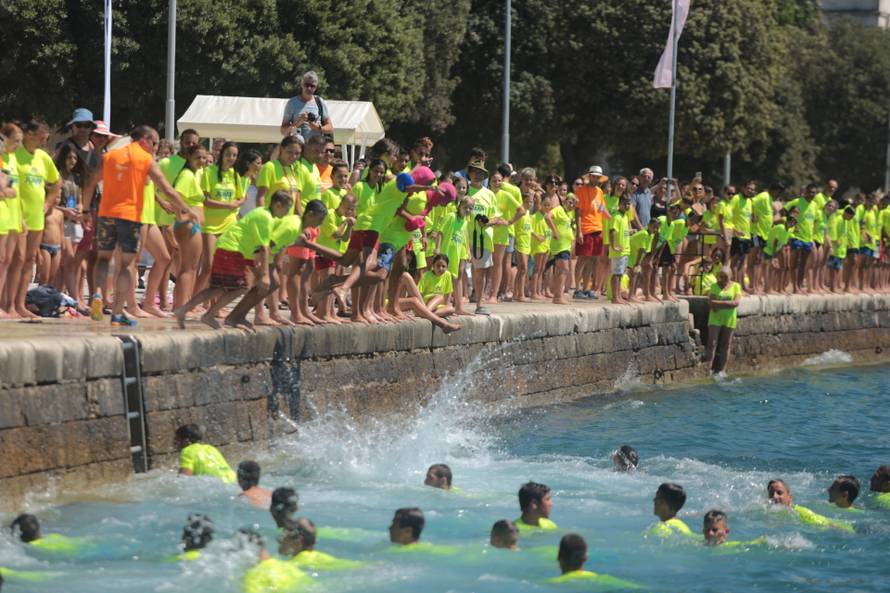 Milenijski skok: Tisuće Zadrana istovremeno je skočilo u more