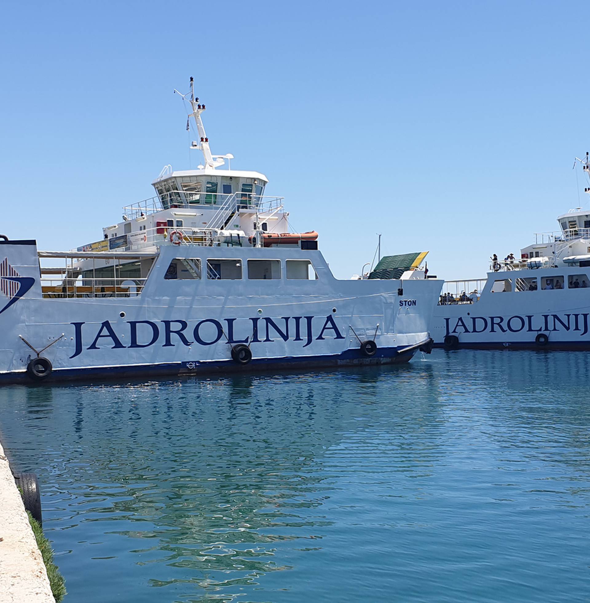 Nasukao se trajekt: Udario je u rivu, dvoje ljudi je ozlijeđeno...