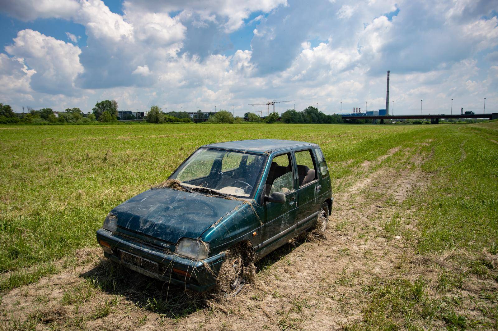 Zagreb: Auto koji je 'progutala' Sava,  nakon par dana i dalje stoji na nasipu