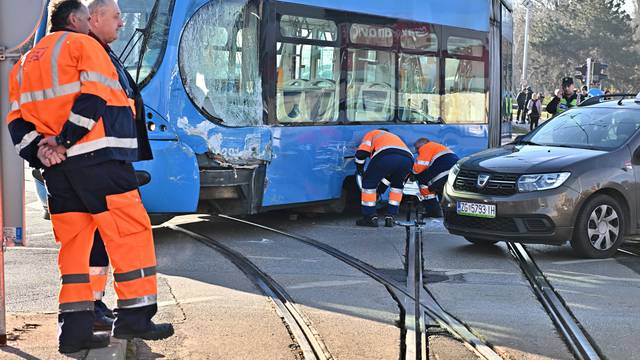 Zagreb: Tramvaj izletio s tračnica i sudario se s drugim