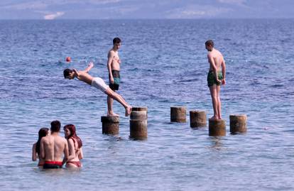 Split: Lijepo vrijeme mnogi koriste na uživanje na plaži