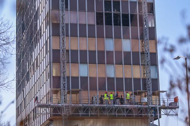 Zagreb: Postavljena dizalica na zgradu Vjesnika na kojoj traju pripreme za rušenje