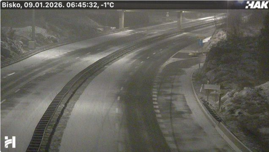 Zaledio vam se auto? Evo što niti slučajno ne smijete raditi