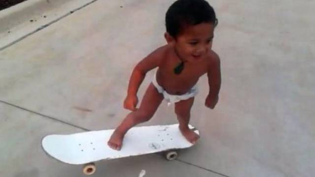 Maher u pelenama: Dvije su mu godine, a već vozi skate