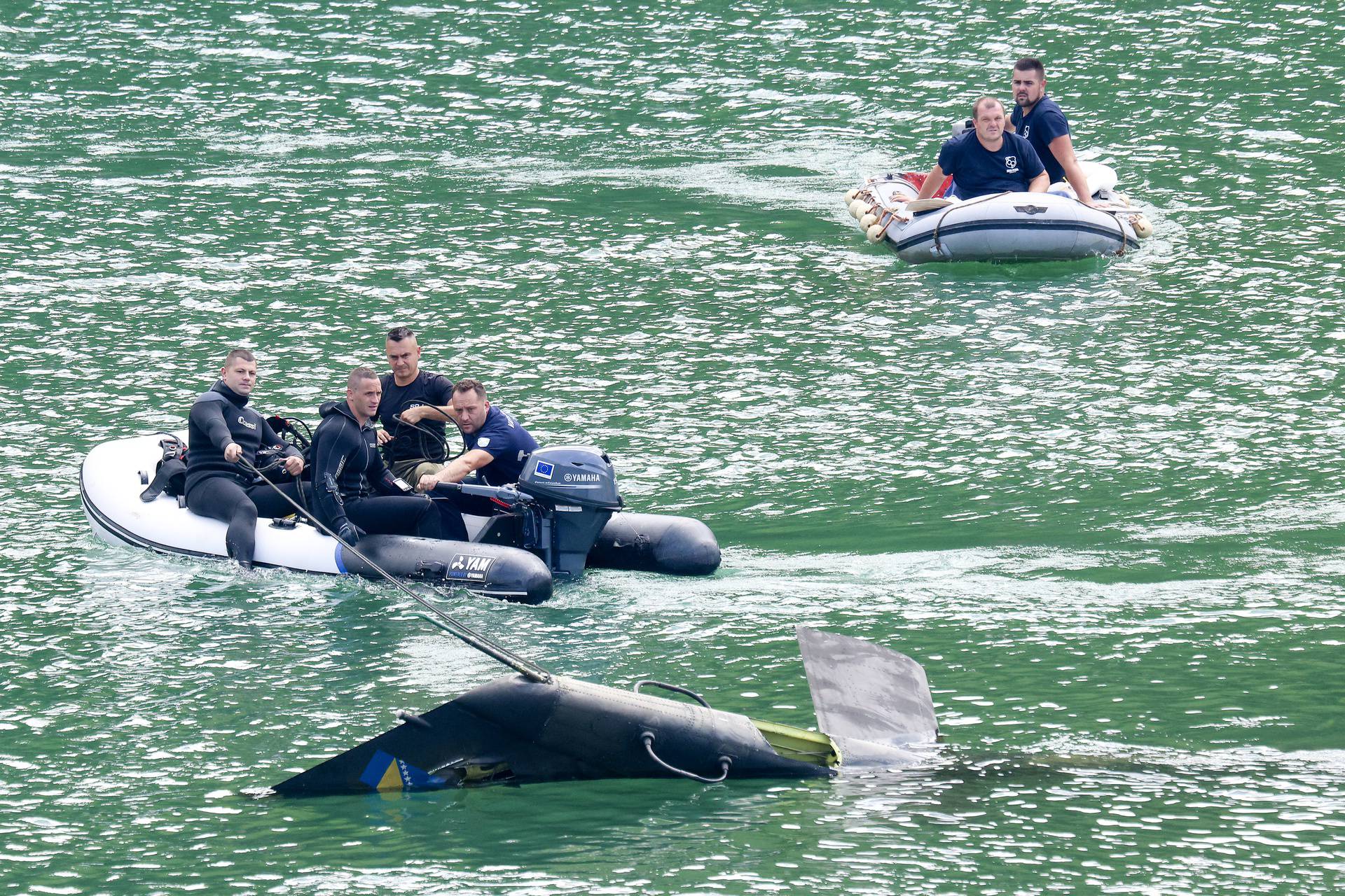 Buturović Polje: Započela je operacija izvlačenja vojnog helikoptera koji se srušio u jezero