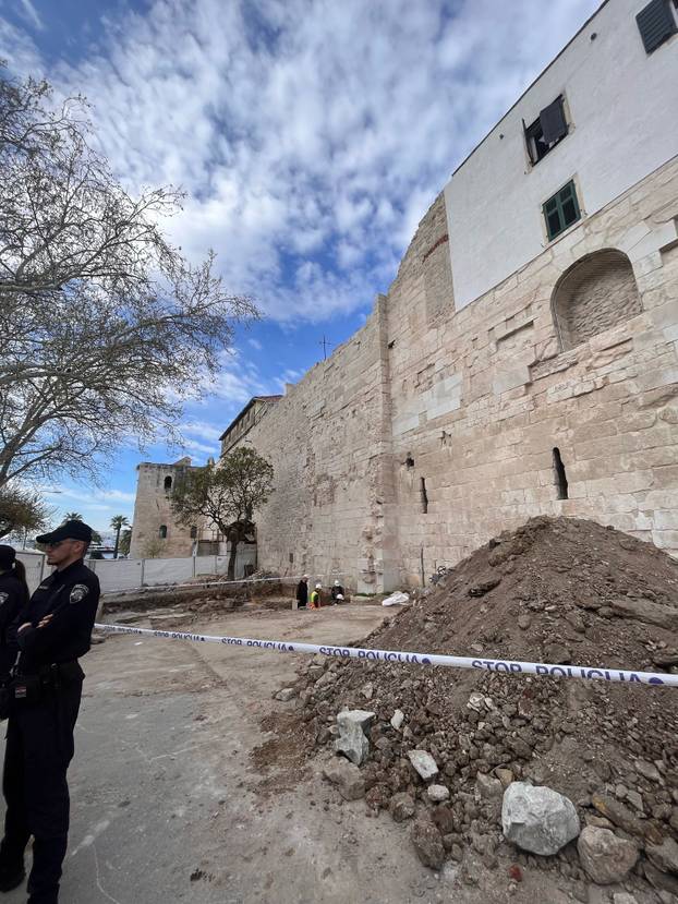 FOTO Prikliještila ga kamena gromada u Splitu: 'Zapomagao je, otkopavali su ga i rukama...'