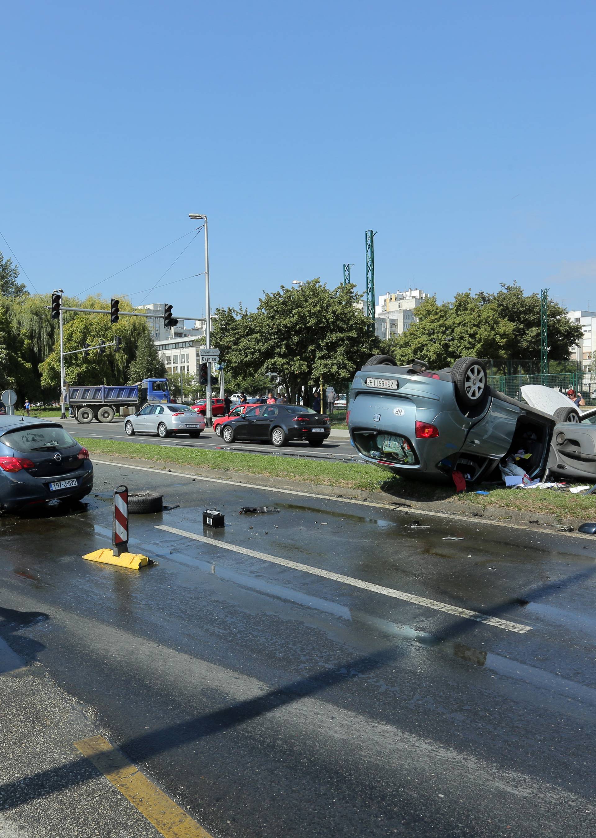 Auto planuo nakon frontalnog sudara, jedan završio u bolnici