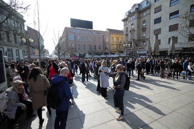 Sunčana subota u Zagrebu izmamila građane na Cvjetni trg